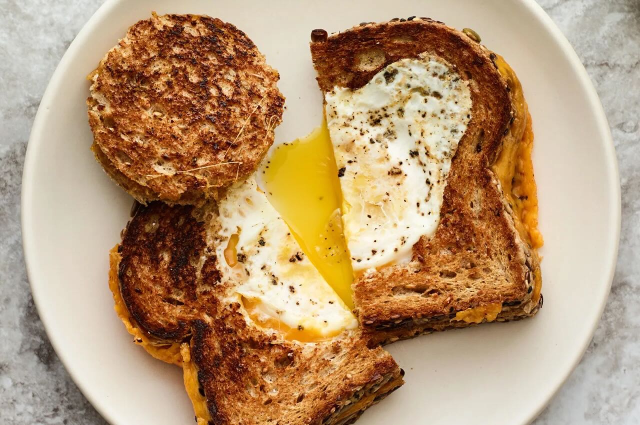 egg-in-a-hole-french-toast-grilled-cheese-recipe