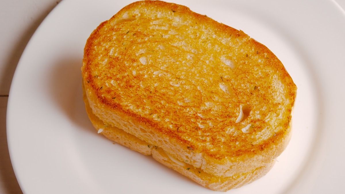 garlic-bread-grilled-cheese-recipe