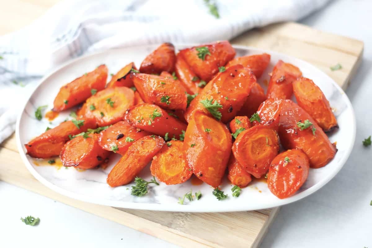 grilled-carrots-with-creamy-sriracha-sauce-recipe