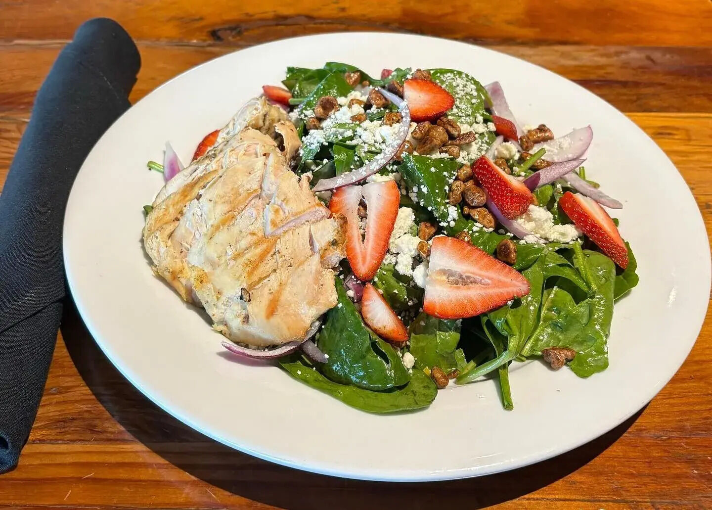 spinach-salad-with-grilled-salmon-and-strawberries-recipe