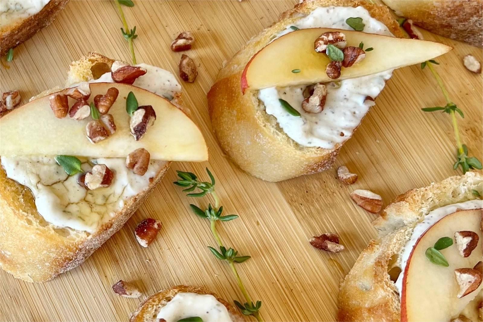 blue-cheese-and-grilled-pear-crostini-recipe